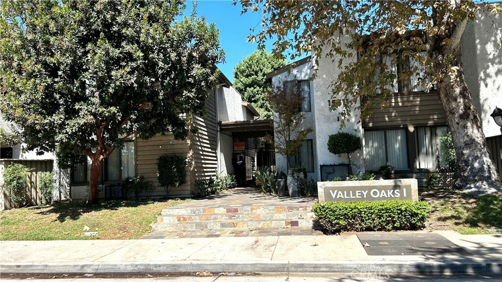 Property Photo:  15511 Sherman Way 11  CA 91406 