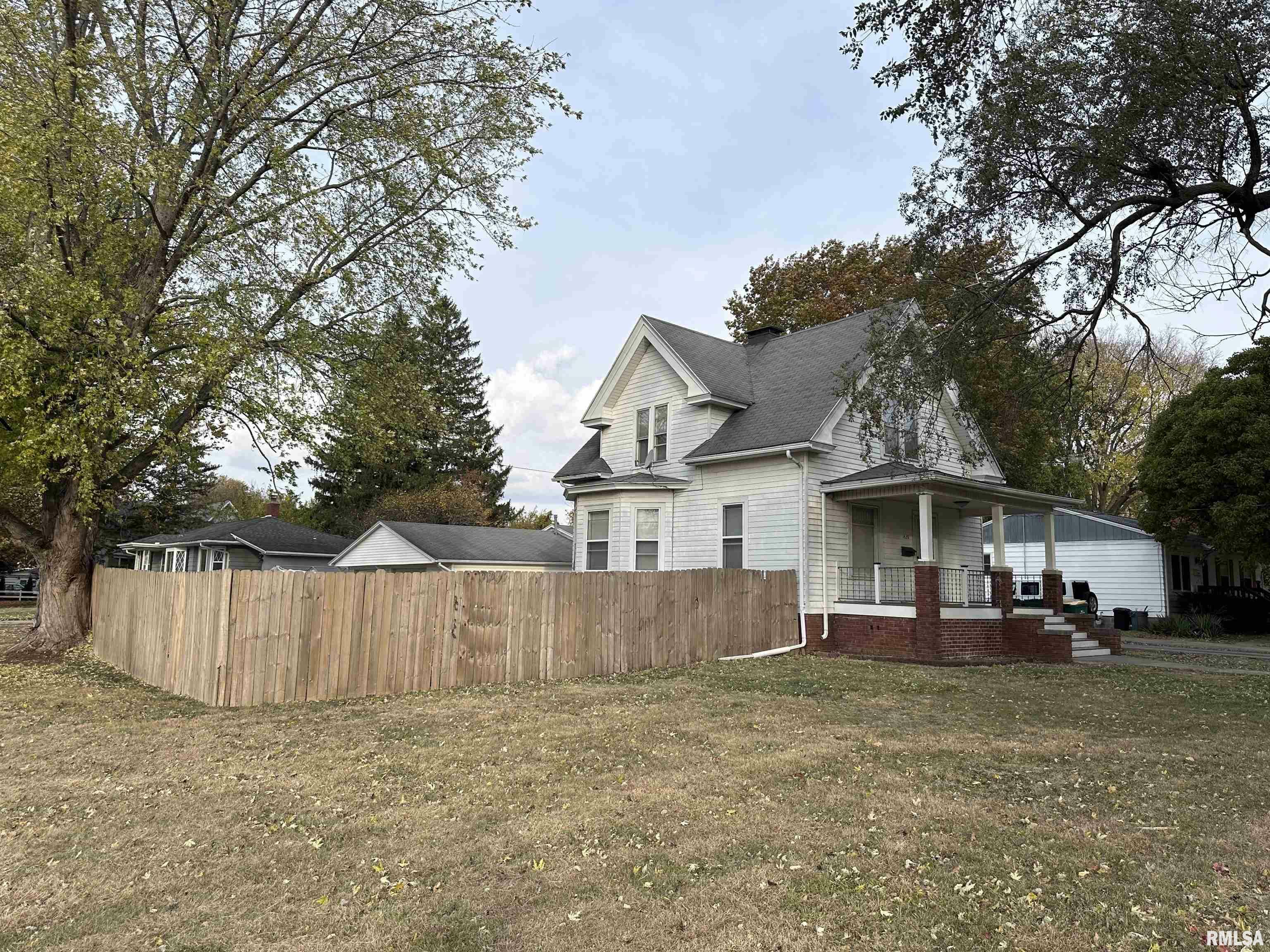 Property Photo:  1420 Willard Street  IL 61401 