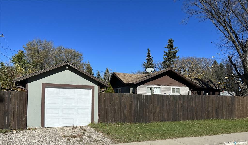 Property Photo:  619 1st Street E  SK S9X 1G1 