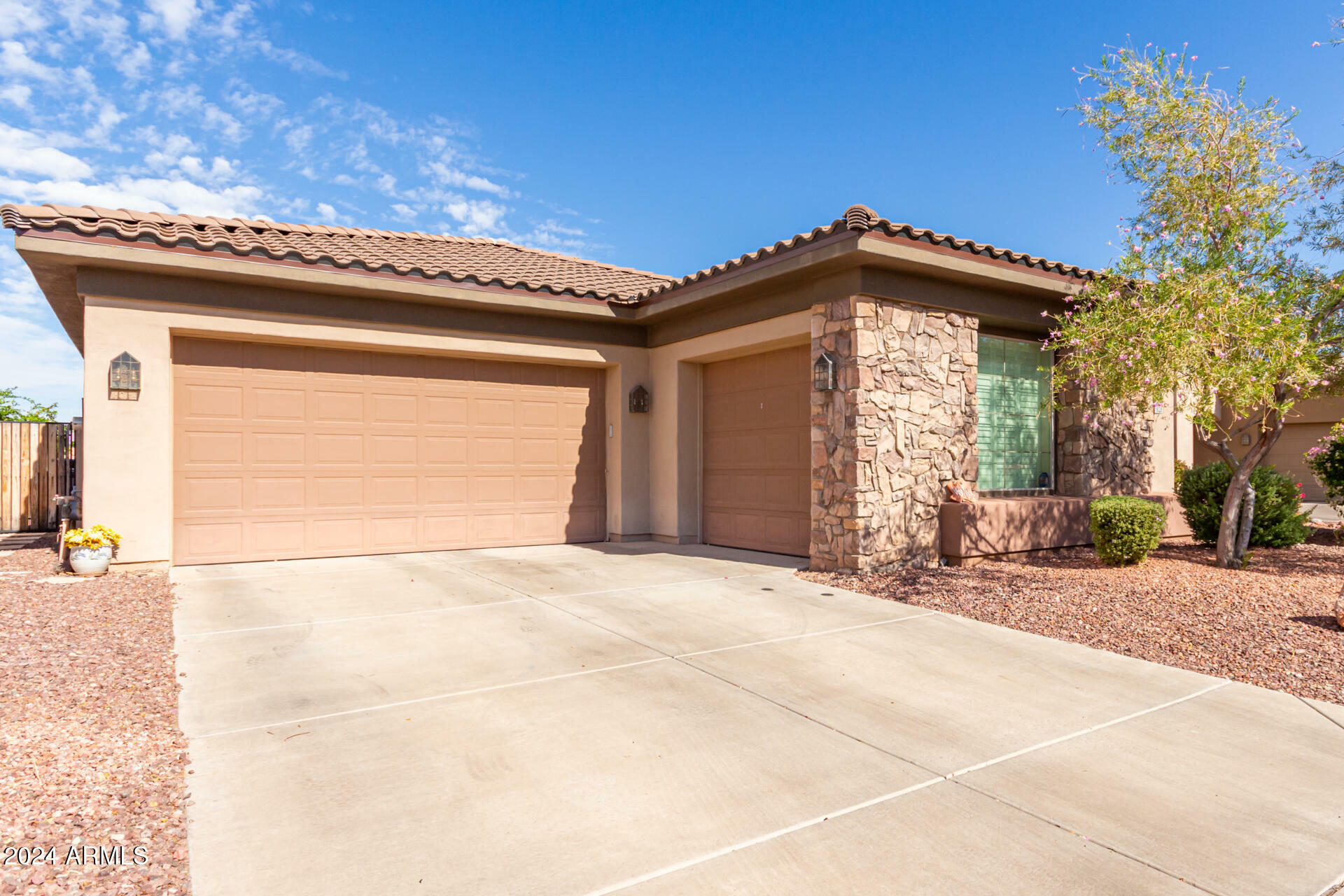 Property Photo:  1828 E Desert Lane  AZ 85042 