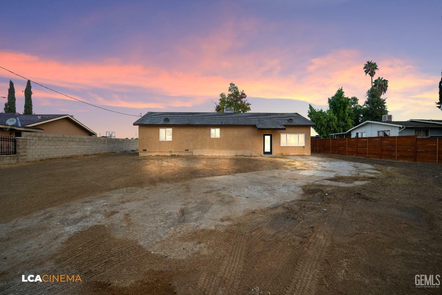 Property Photo:  2808 Potomac Avenue  CA 93307 