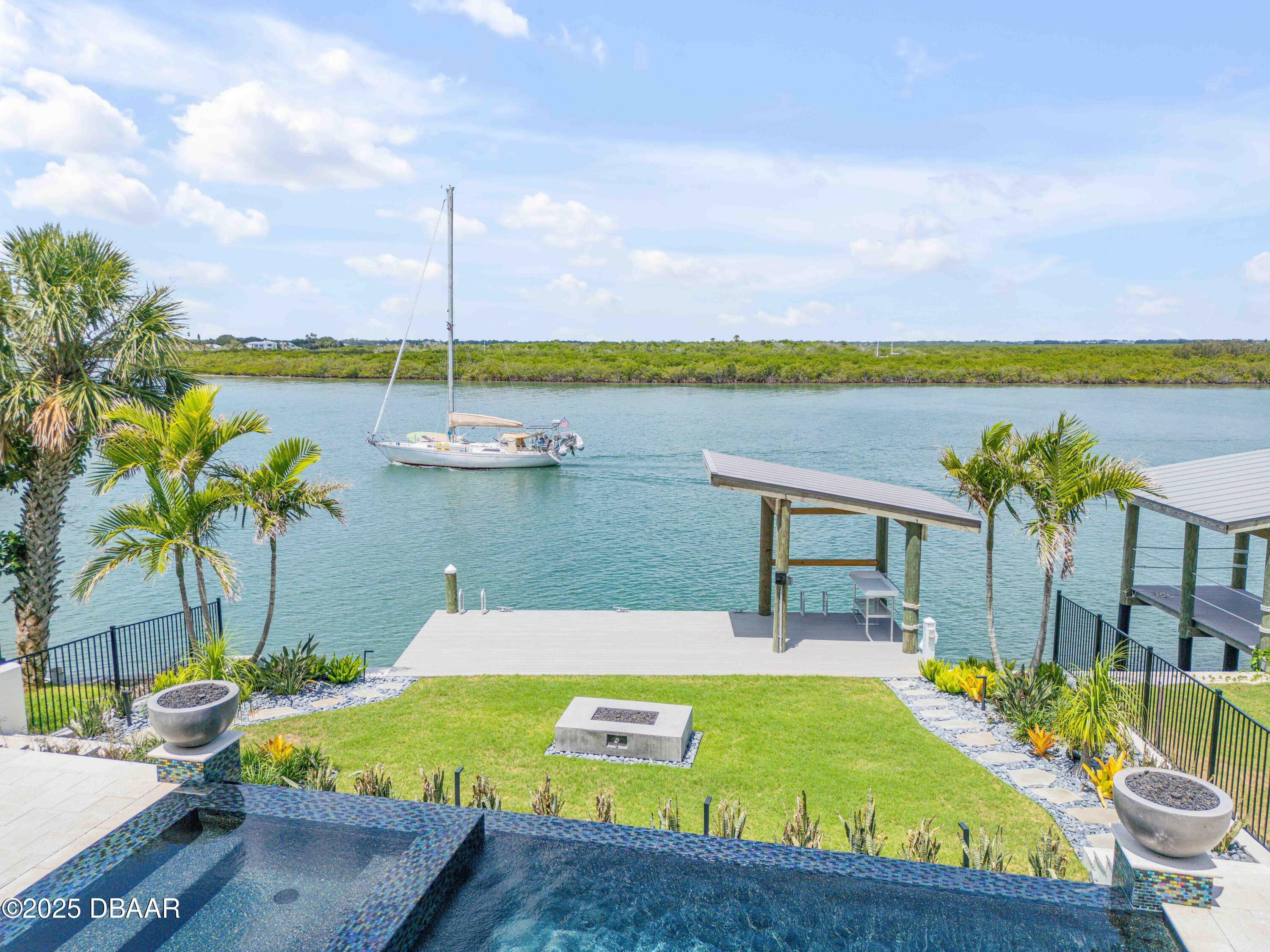 Property Photo: 1194 N Peninsula Avenue FL 32169