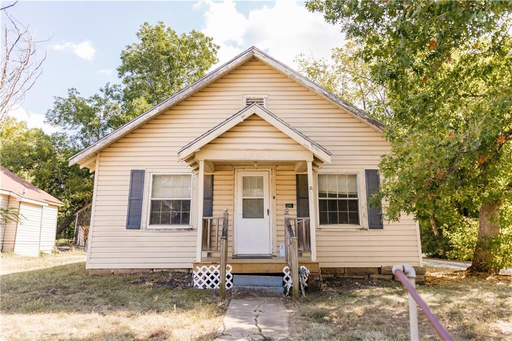 Property Photo:  1125 W Main Street  KS 67301 