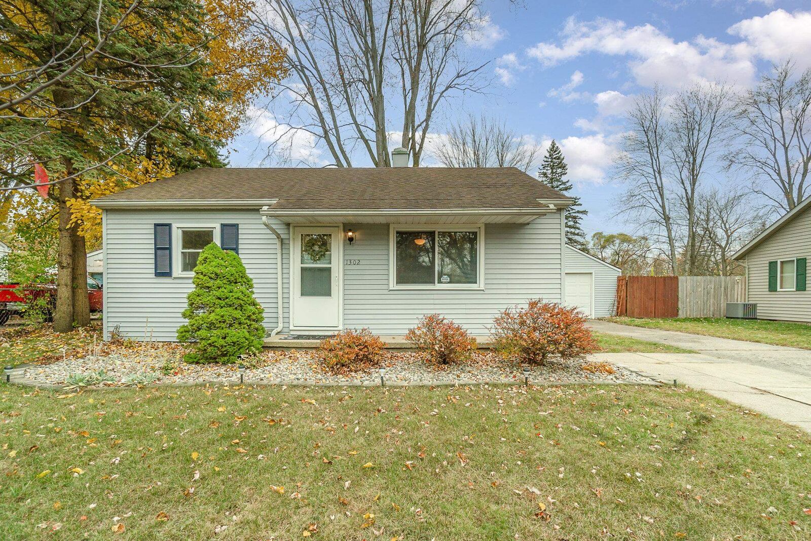 Property Photo:  1302 E St Andrews  MI 48642 