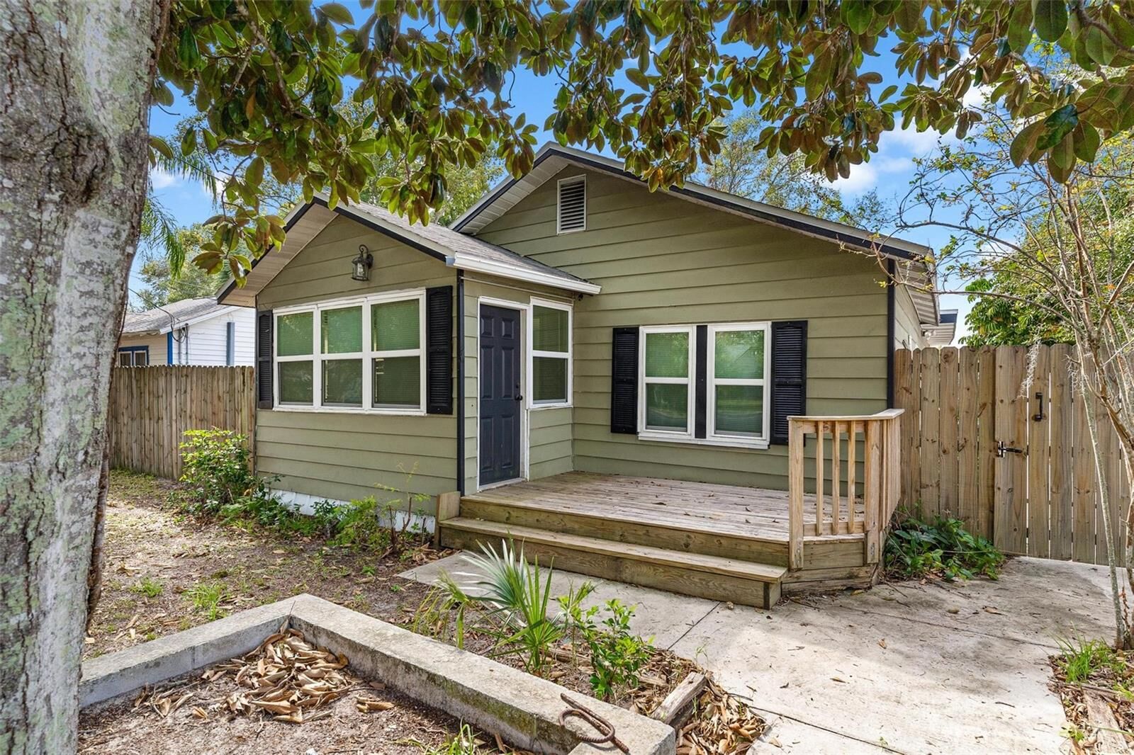 Property Photo:  419 N Barrow Avenue  FL 32778 