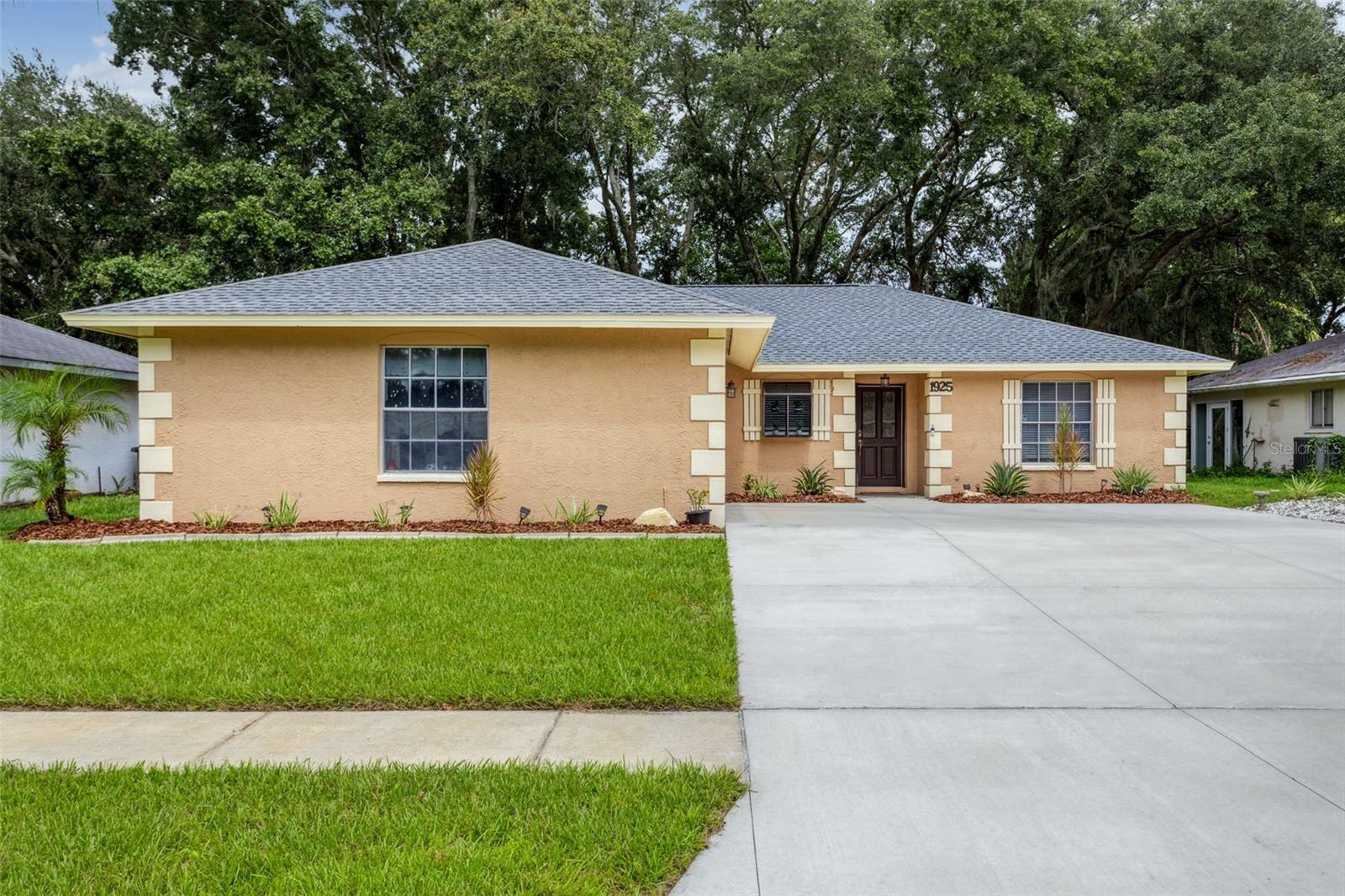 Property Photo:  1925 Tidewater Court  FL 33543 