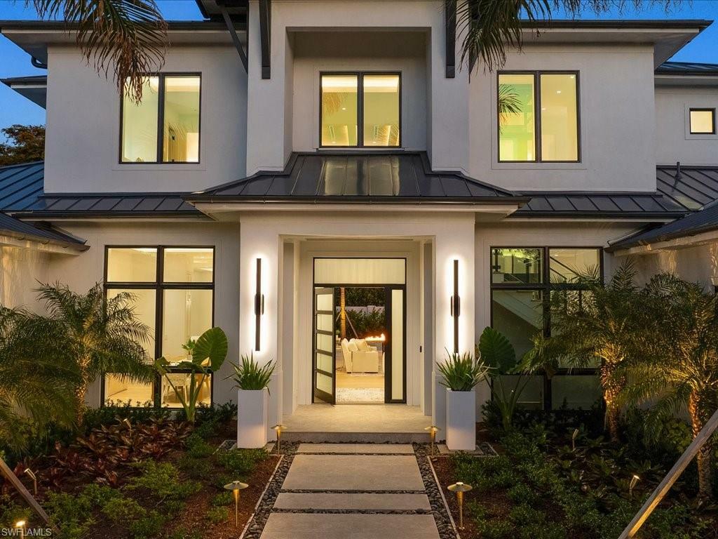Property Photo: 805 Knoll Wood Ct FL 34108