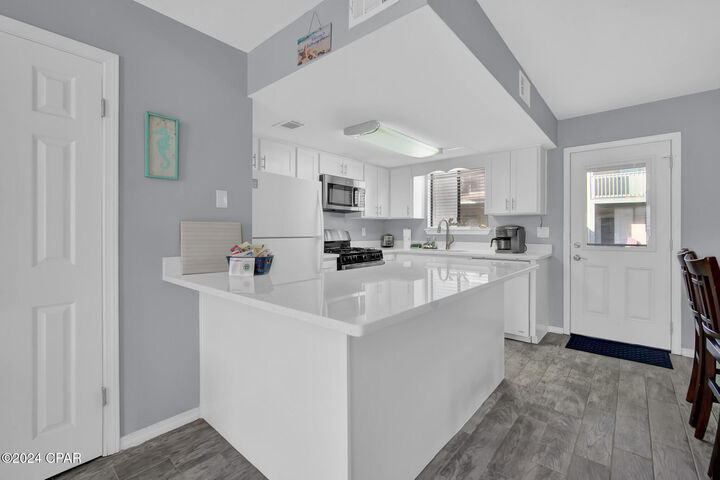 Property Photo: 170 W Leslie Lane FL 32407