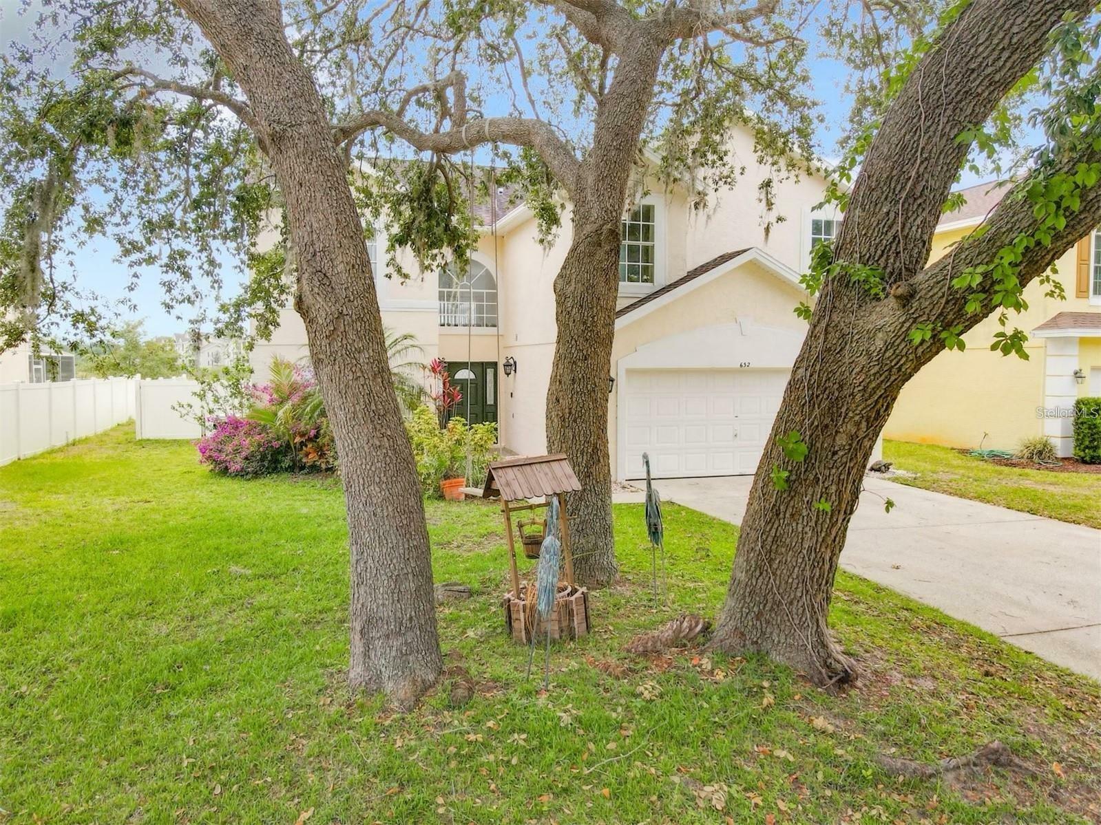 Property Photo:  632 Pinewood Drive  FL 33896 