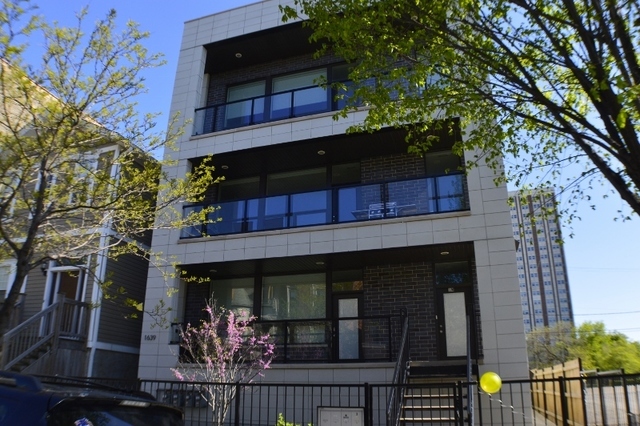 Property Photo: 1639 W Warren Boulevard 1S IL 60612