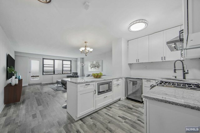 Property Photo:  285 Aycrigg Avenue 18D  NJ 07055 