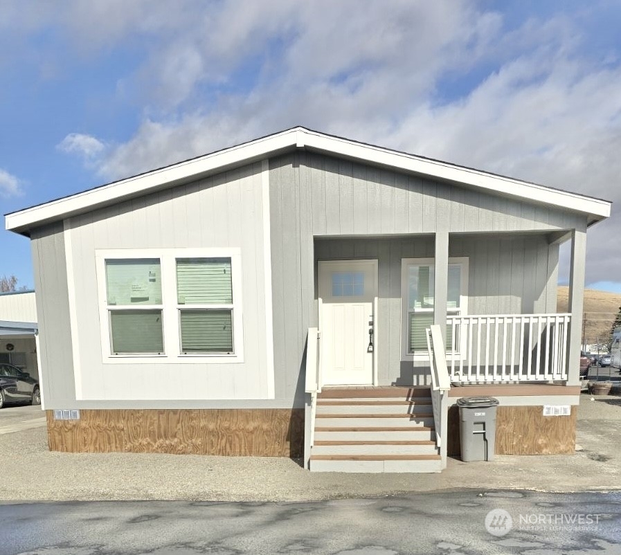 Property Photo: 1011 N 34th Avenue 59 WA 98902