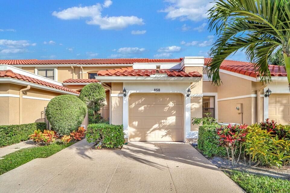 Property Photo: 858 Windermere Way FL 33418