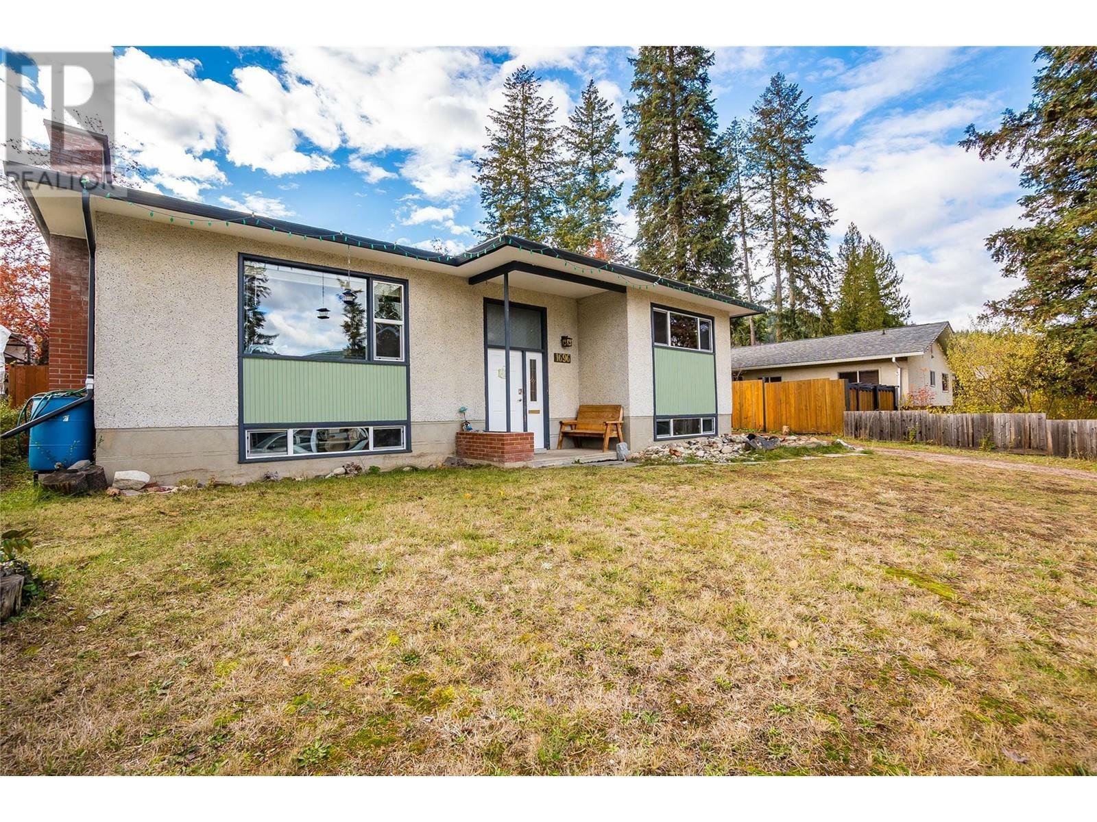 1696 Ridgewood Drive Drive  Castlegar BC V1N 2L7 photo