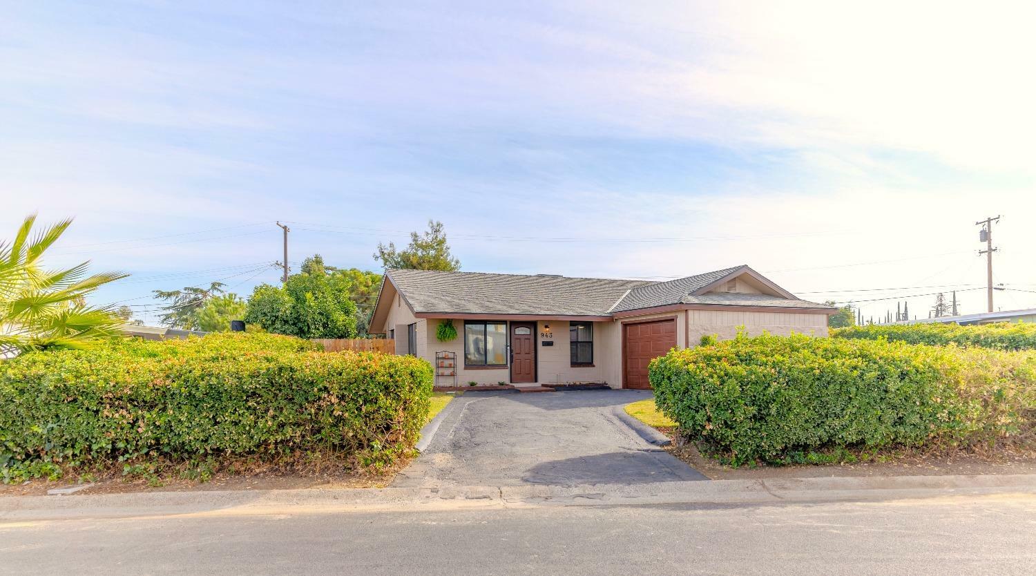 Property Photo: 943 Brookhaven Drive CA 93612