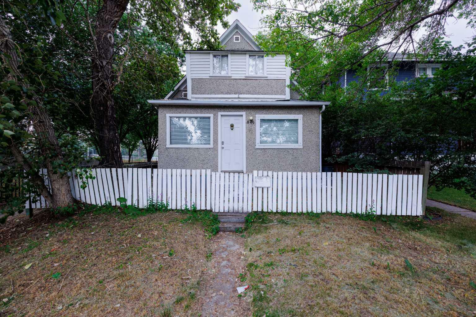 Property Photo:  849 McPherson Road NE  AB T2E 4Z6 