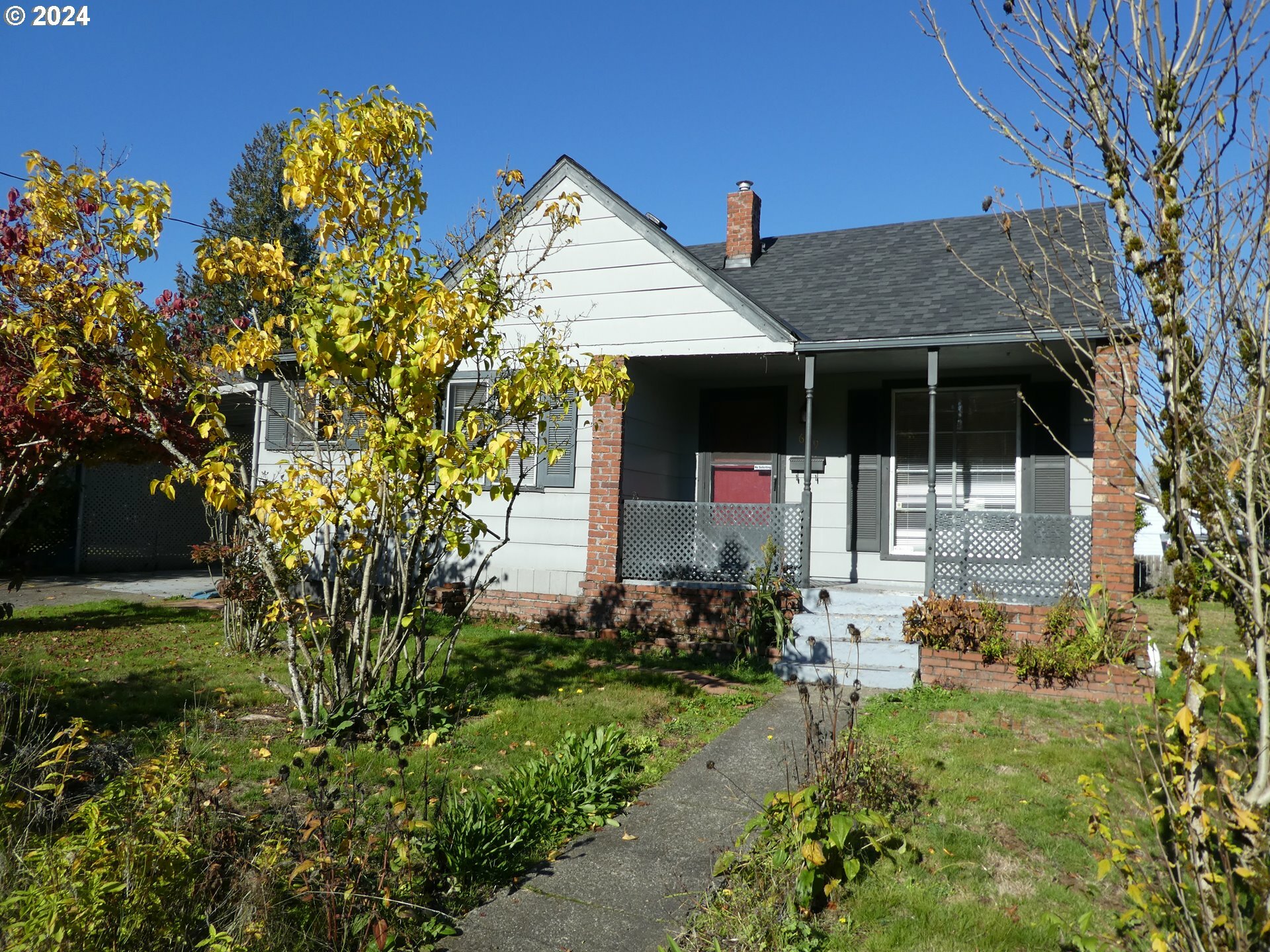 Property Photo:  619 Willamette St  OR 97045 