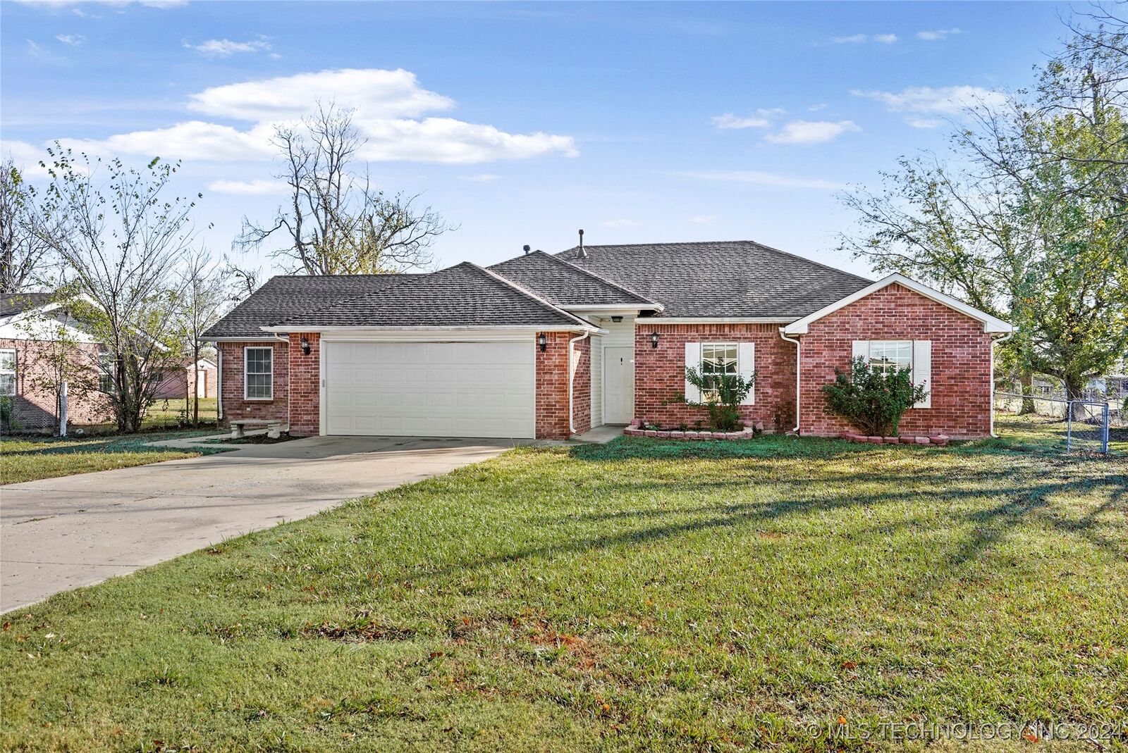 Property Photo:  223 Suburban Lane  OK 74036 