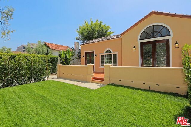 Property Photo:  6442  San Vicente Blvd  CA 90048 