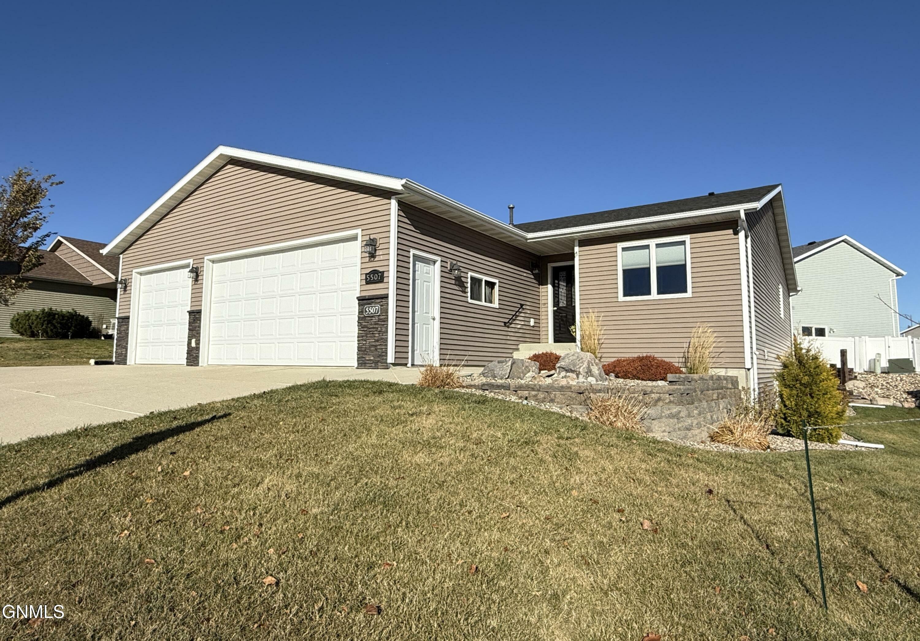 Property Photo:  5507 Niagara Drive  ND 58503 