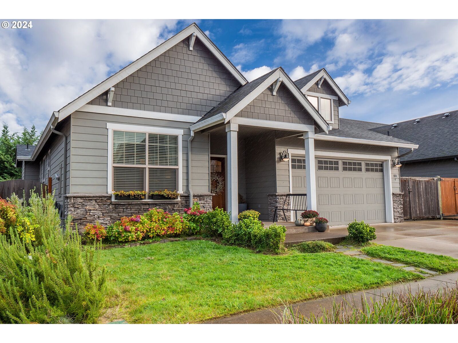 Property Photo:  1831 Cedar Brook Dr  OR 97402 