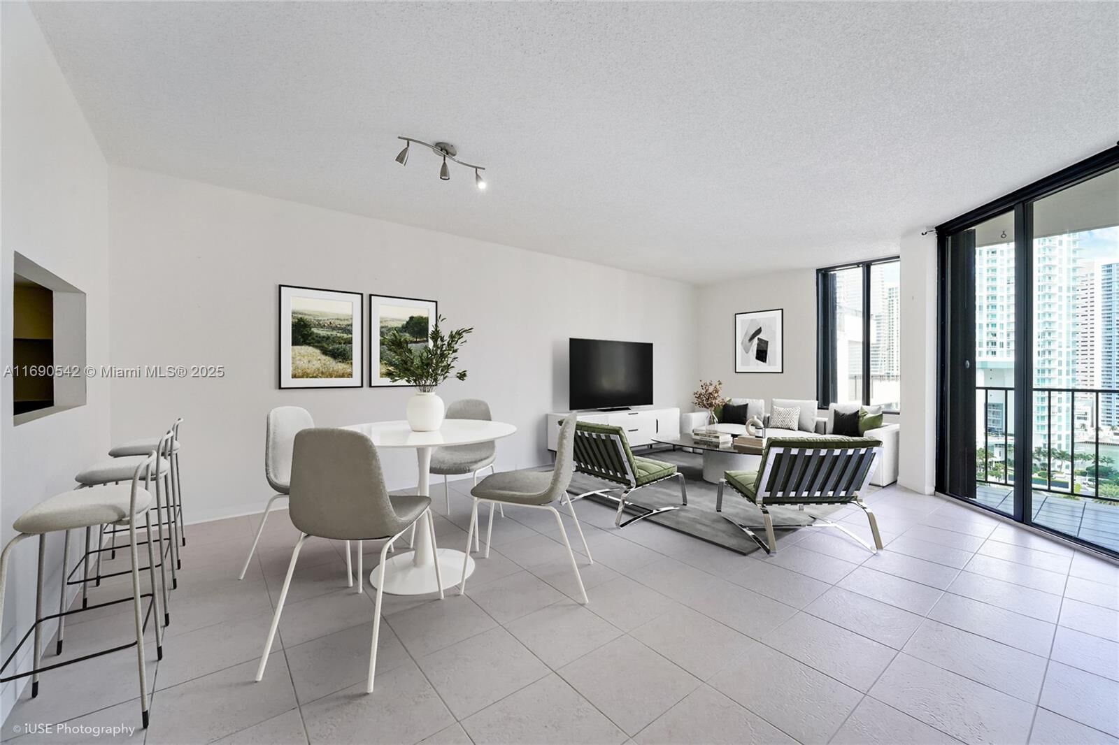 Property Photo:  520 Brickell Key Dr A1812  FL 33131 