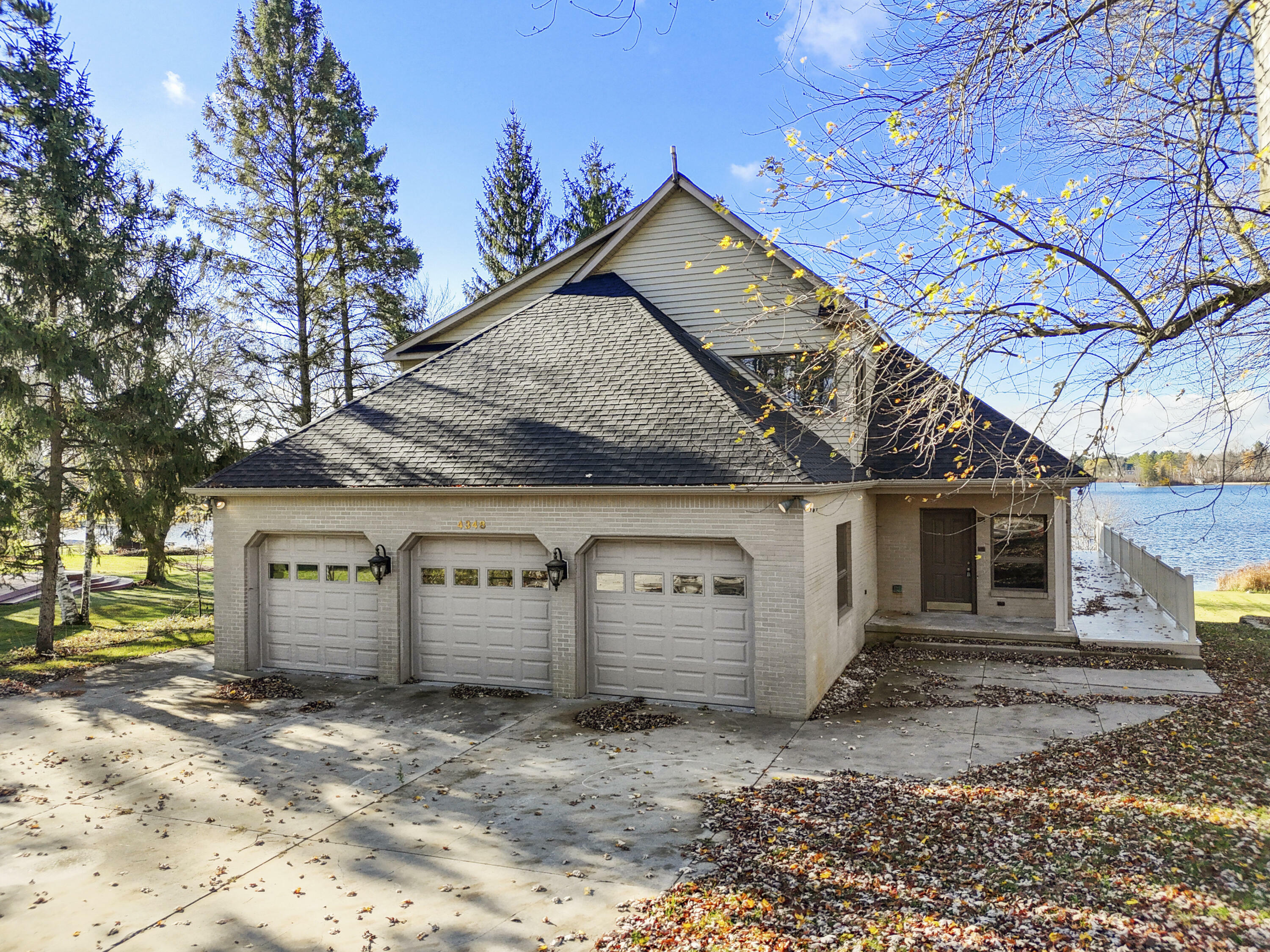 Property Photo:  4348 W Lakeside Drive  MI 48661 