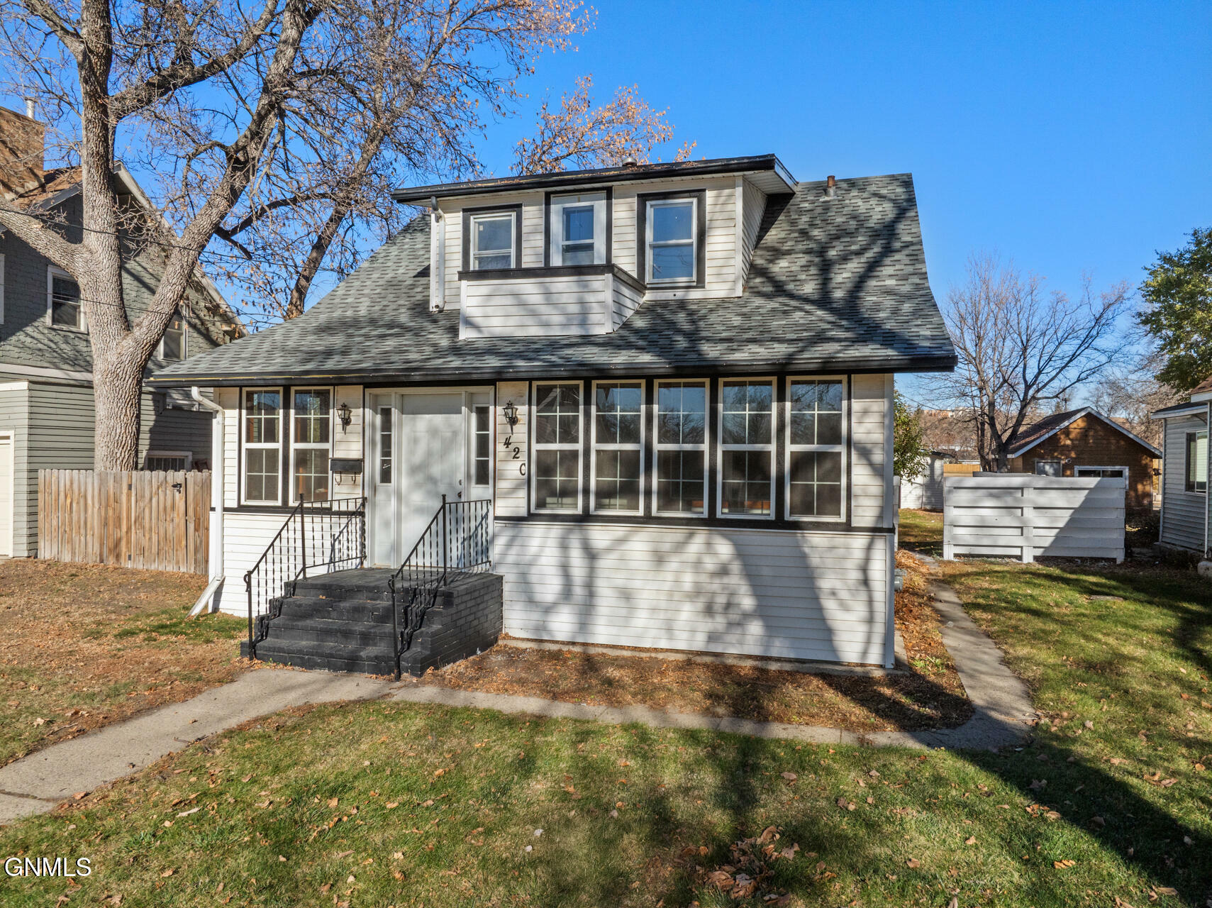 Property Photo: 420 5th Ave NW Avenue NW ND 58703