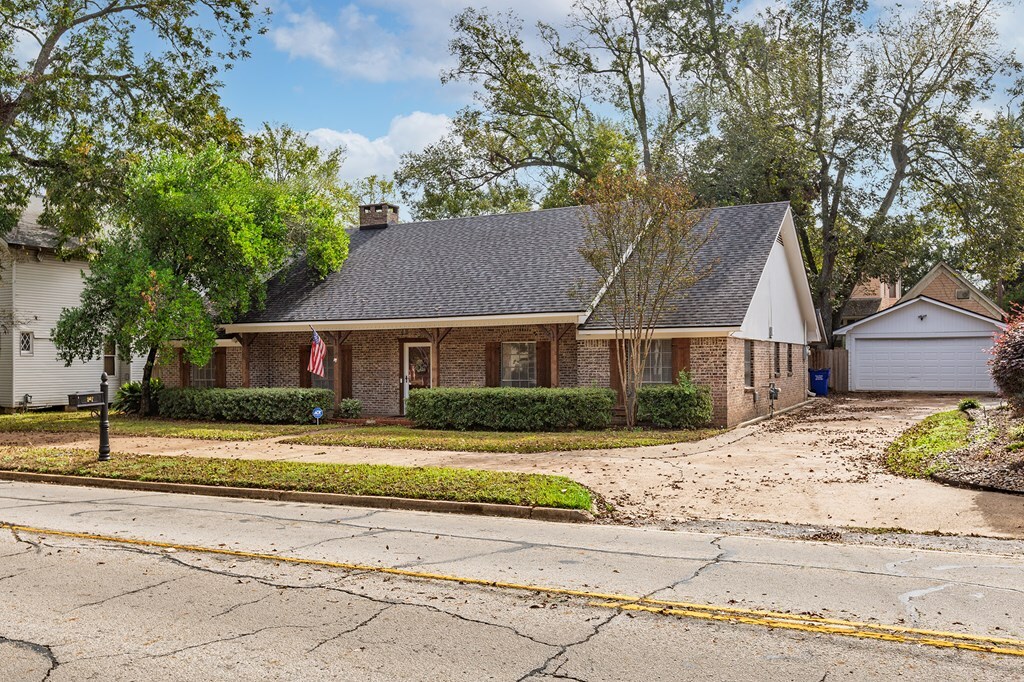 Property Photo:  907 E Houston Street  TX 75835 