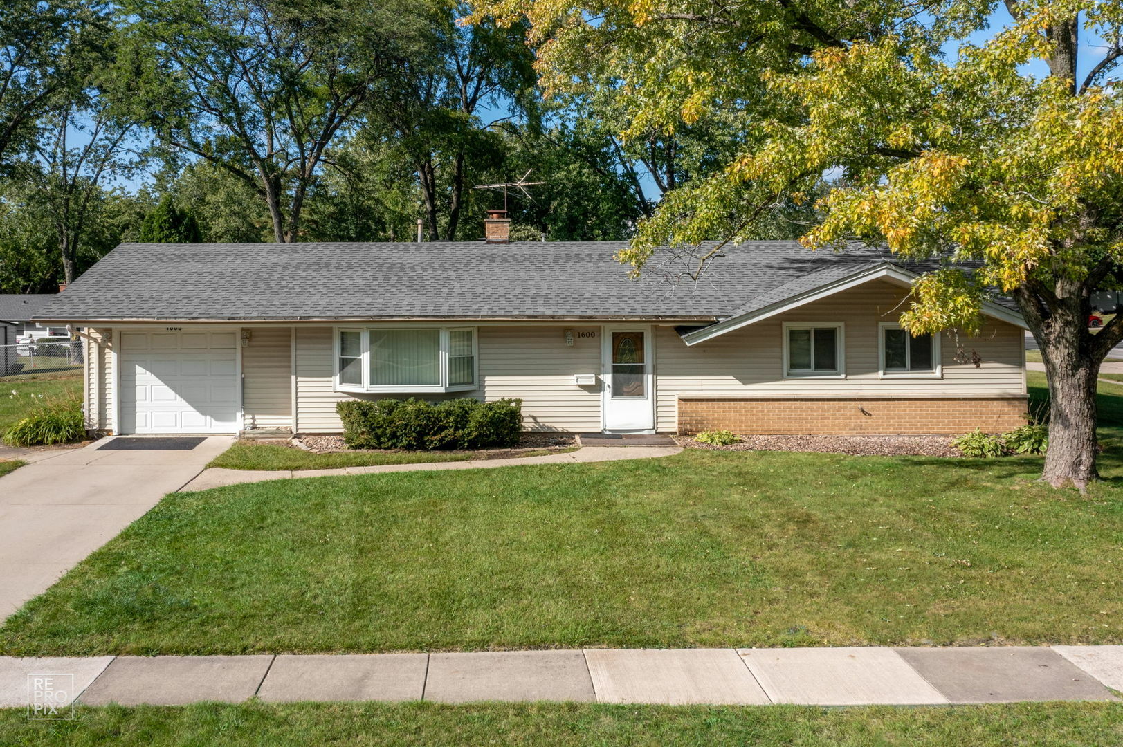 Property Photo:  1600 Winchester Lane  IL 60193 