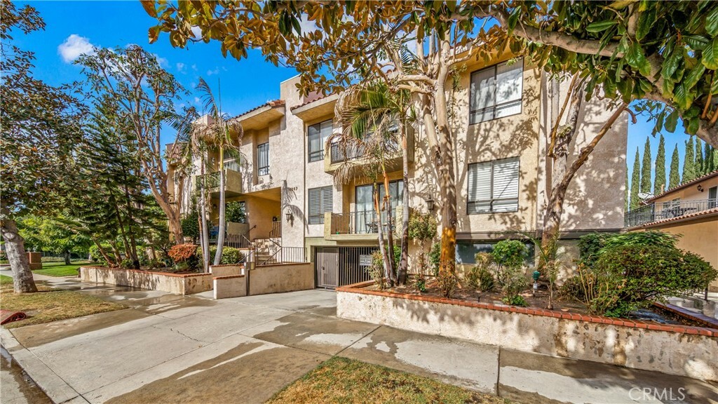 Property Photo:  14247 Riverside Drive 203  CA 91423 