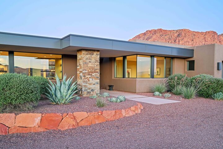 Property Photo: 1748 N Cochise Dr UT 84738