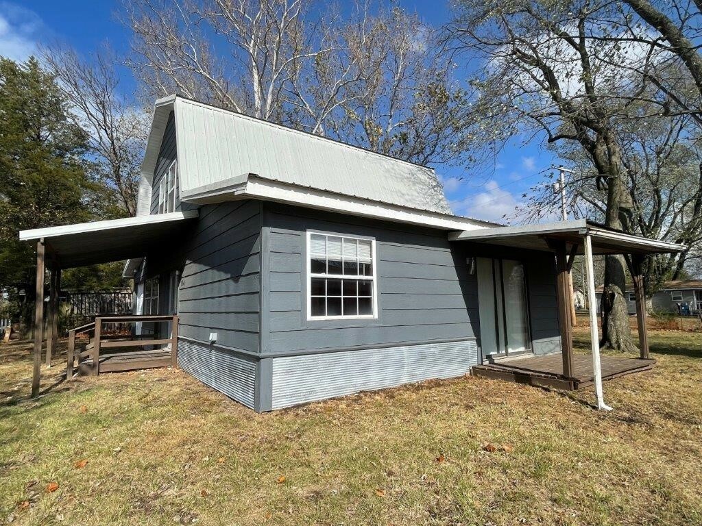 Property Photo:  104 N Pine Avenue  AR 72734 