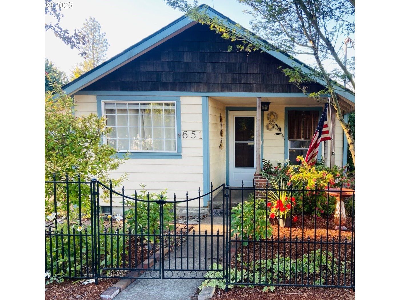 Property Photo: 651 NE Main St OR 97396