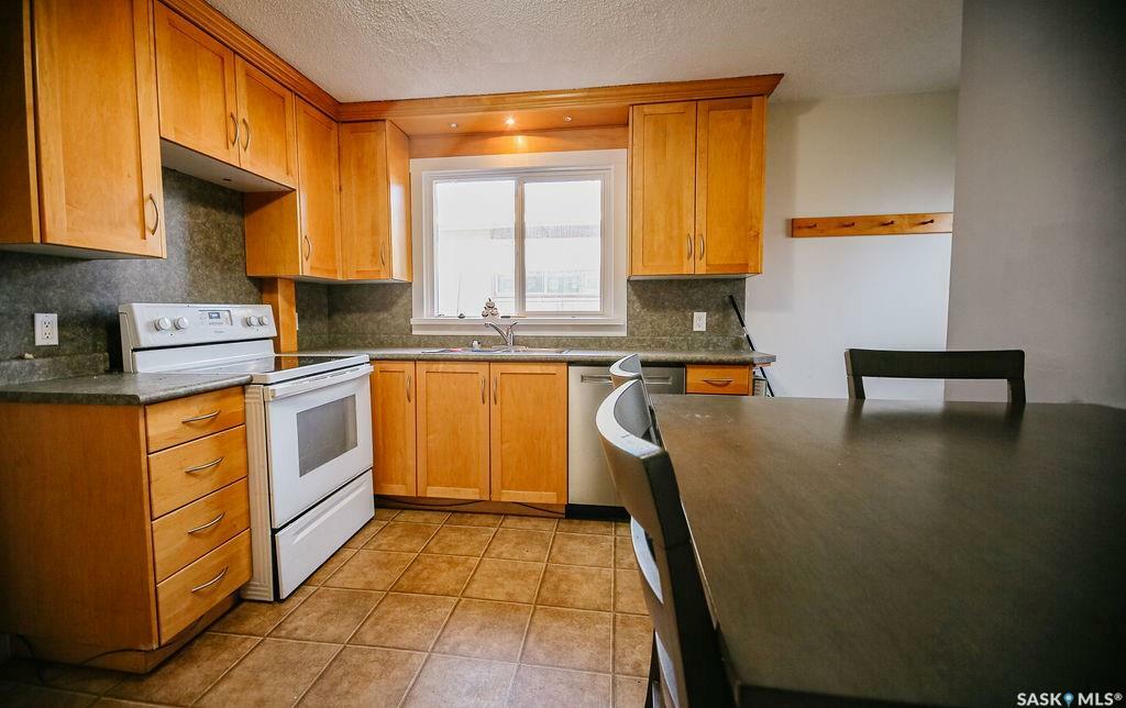 Property Photo:  528 L Avenue N  SK S7L 2P9 