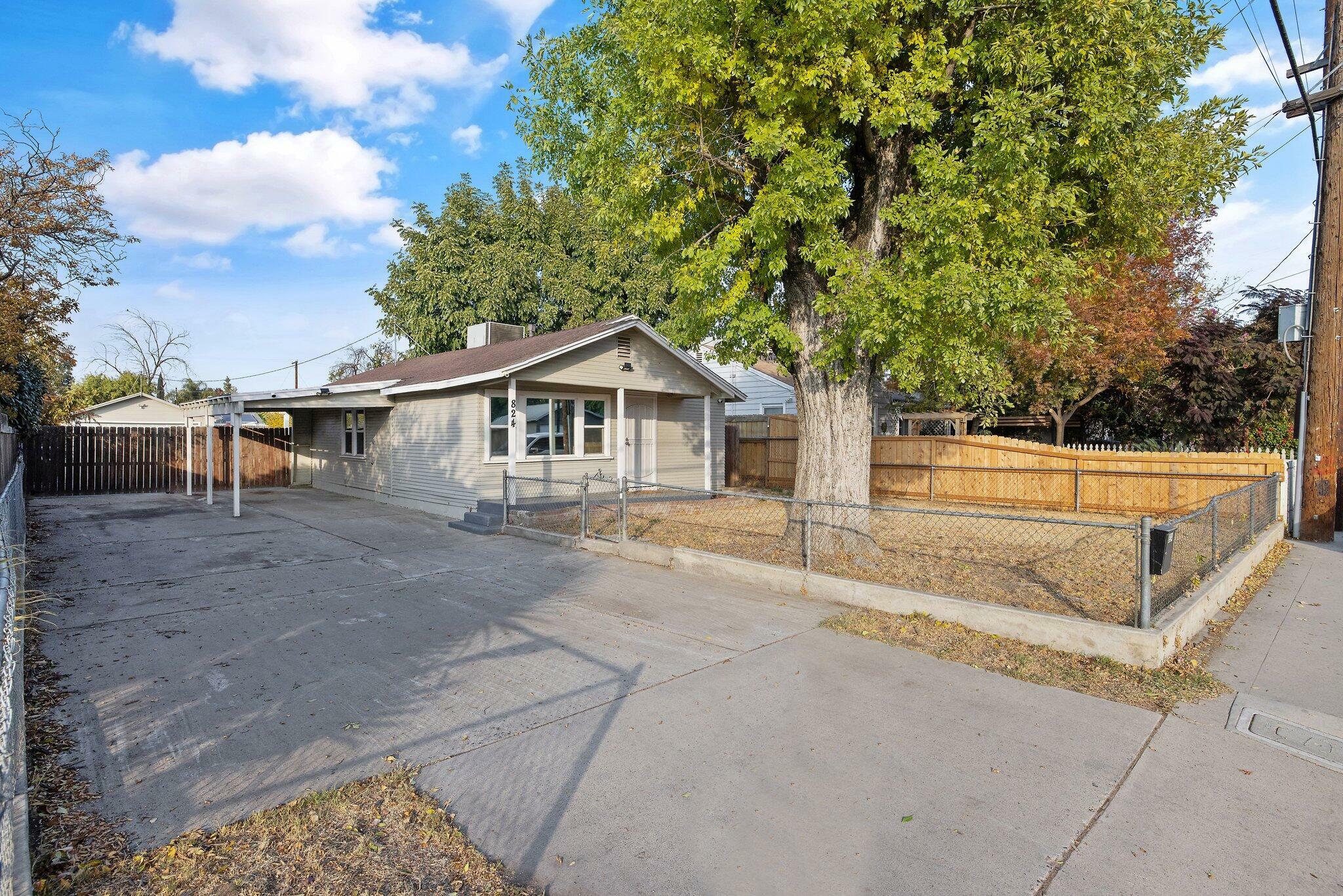 Property Photo:  824 W Houston Avenue  CA 93291 