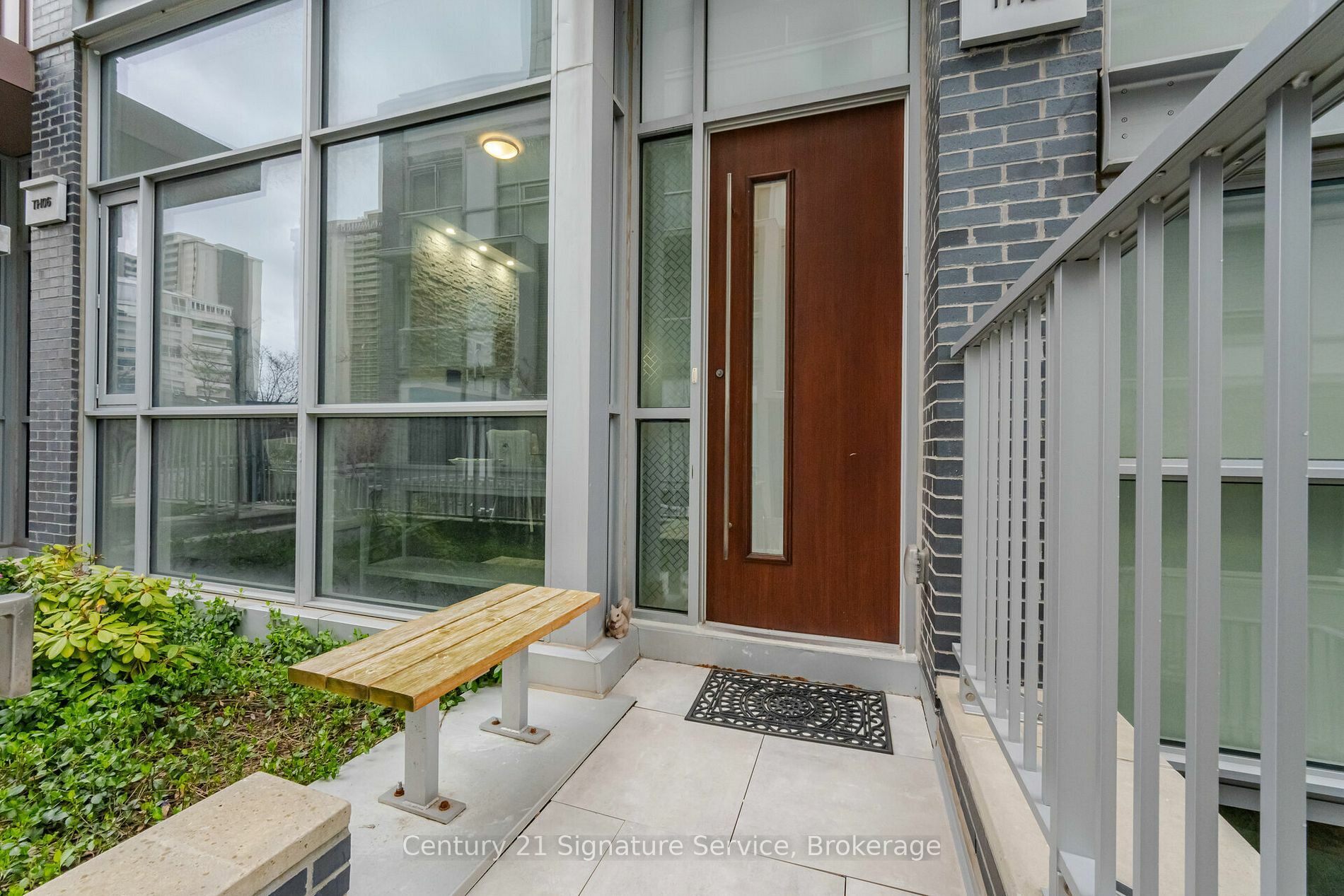 Property Photo:  101 Erskine Ave Th05  ON M4P 0C5 