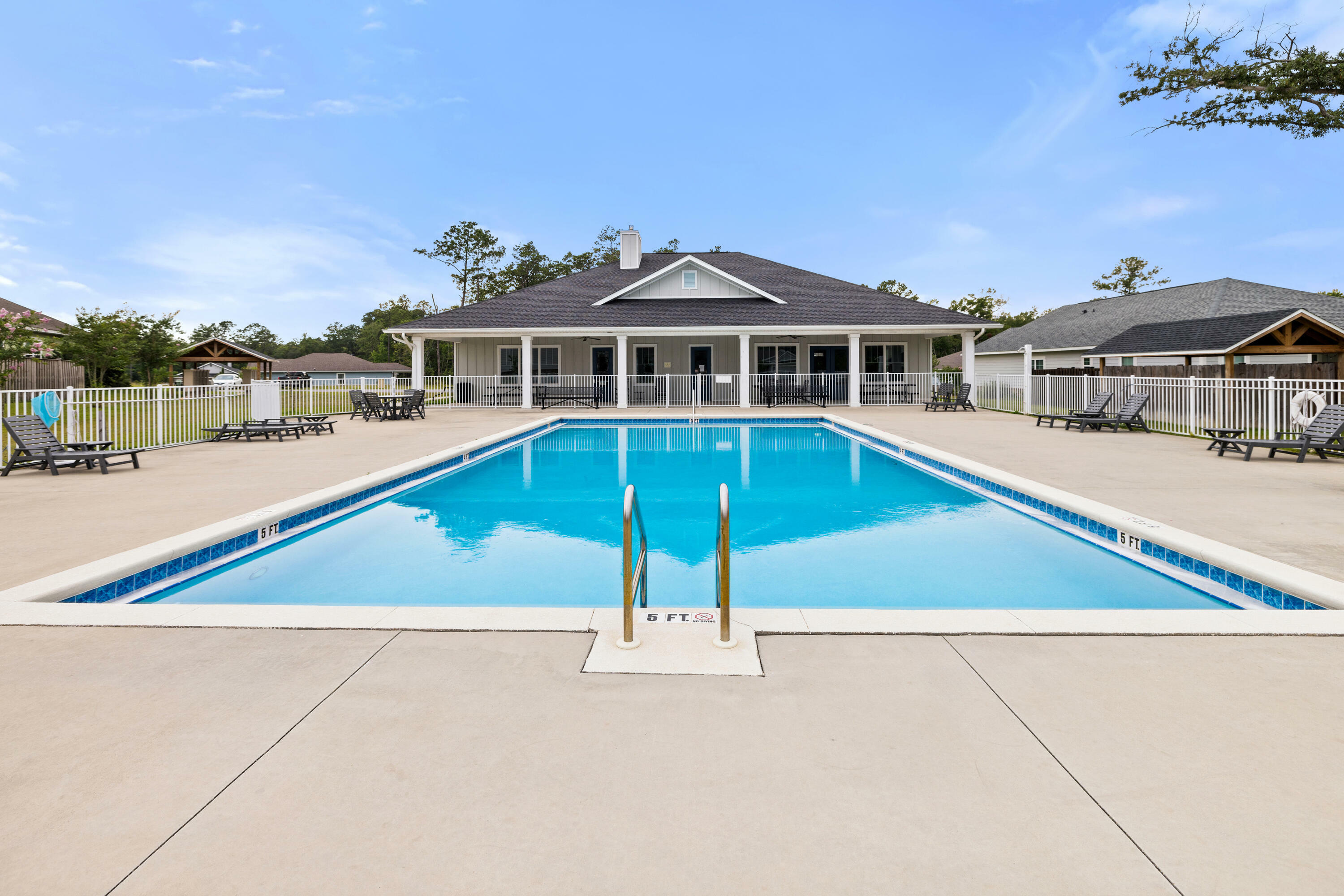 Property Photo: 727 Marquis Way FL 32439