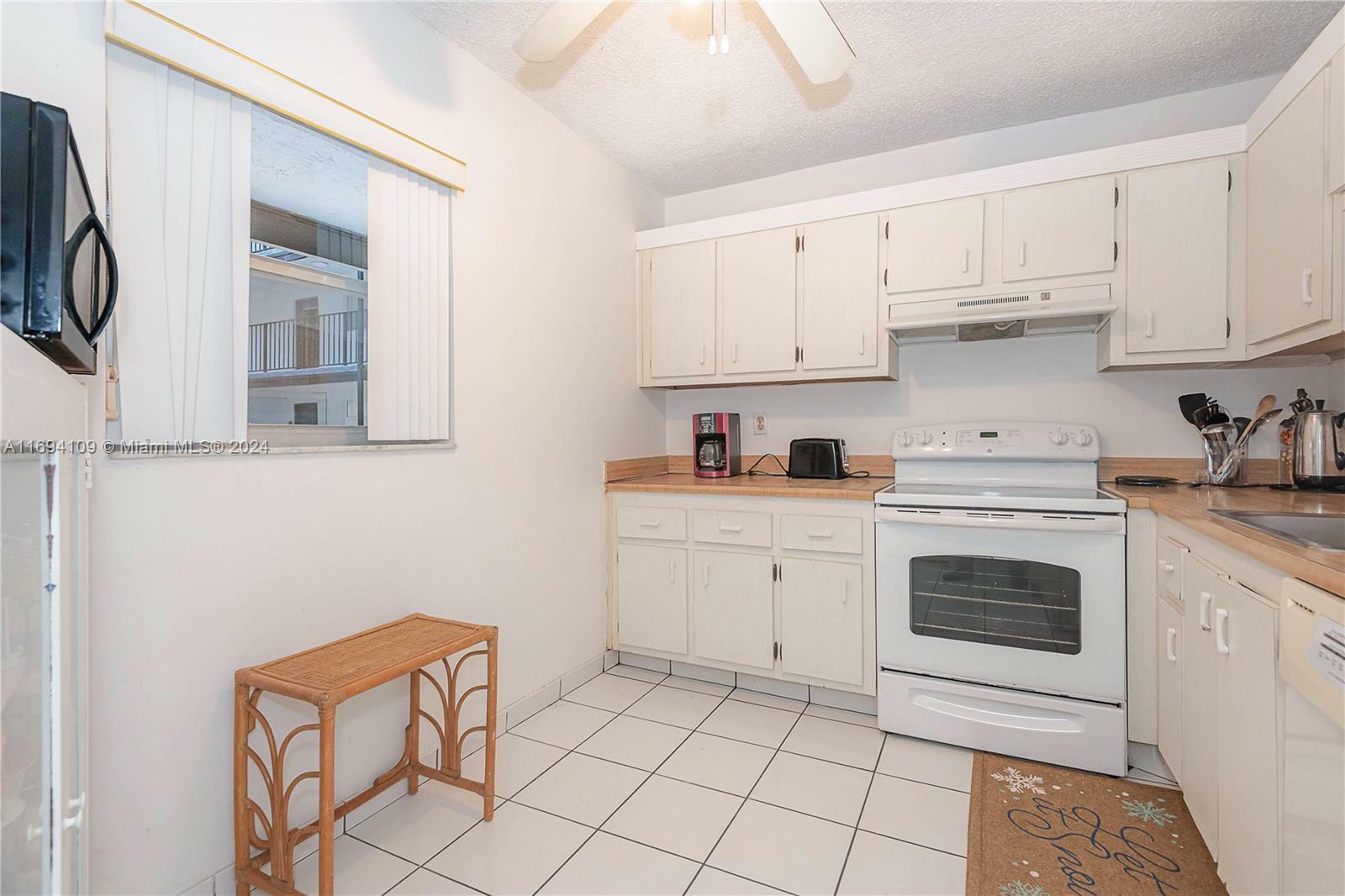 Property Photo:  2800 Somerset Dr 115J  FL 33311 