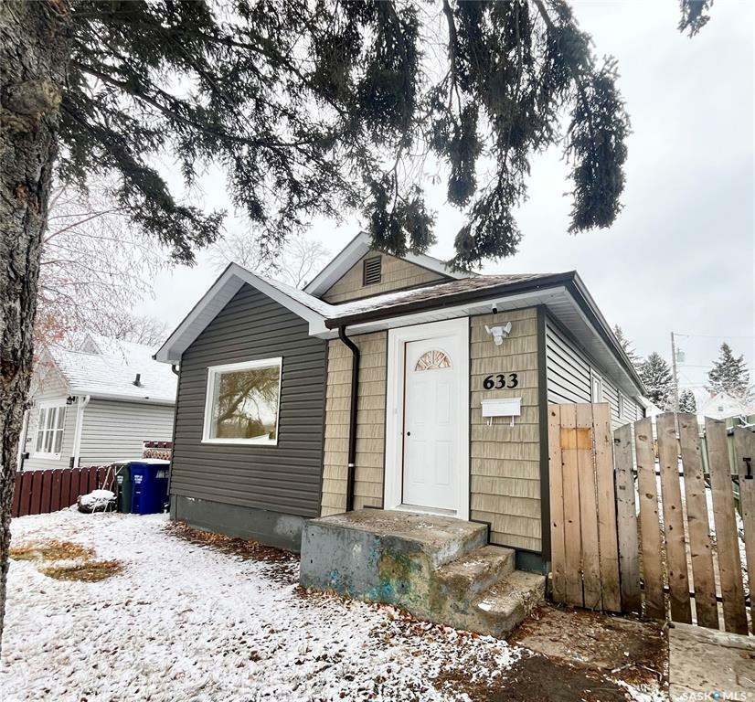 Property Photo:  633 20th Street E  SK S6V 1L5 