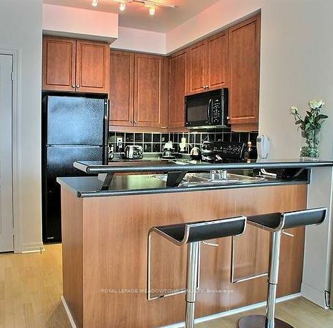 Property Photo:  220 Burnhamthorpe Rd W 2602  ON L5B 4N4 