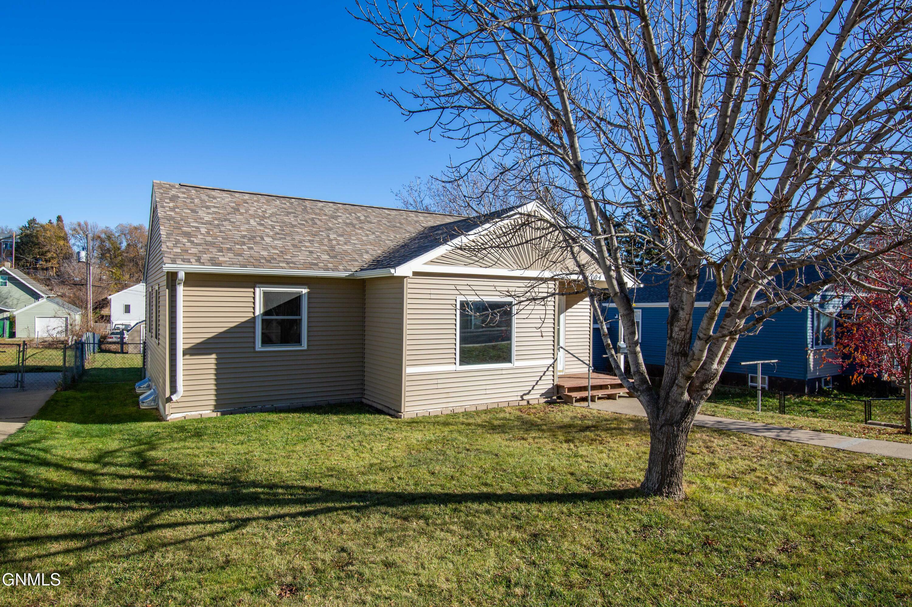 Property Photo:  704 1st Avenue NW  ND 58554 