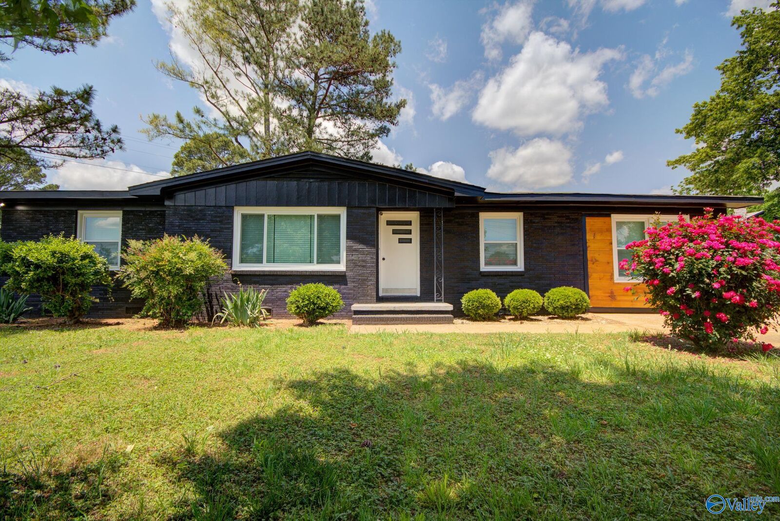 Property Photo: 2401 Crestwood Drive AL 35805