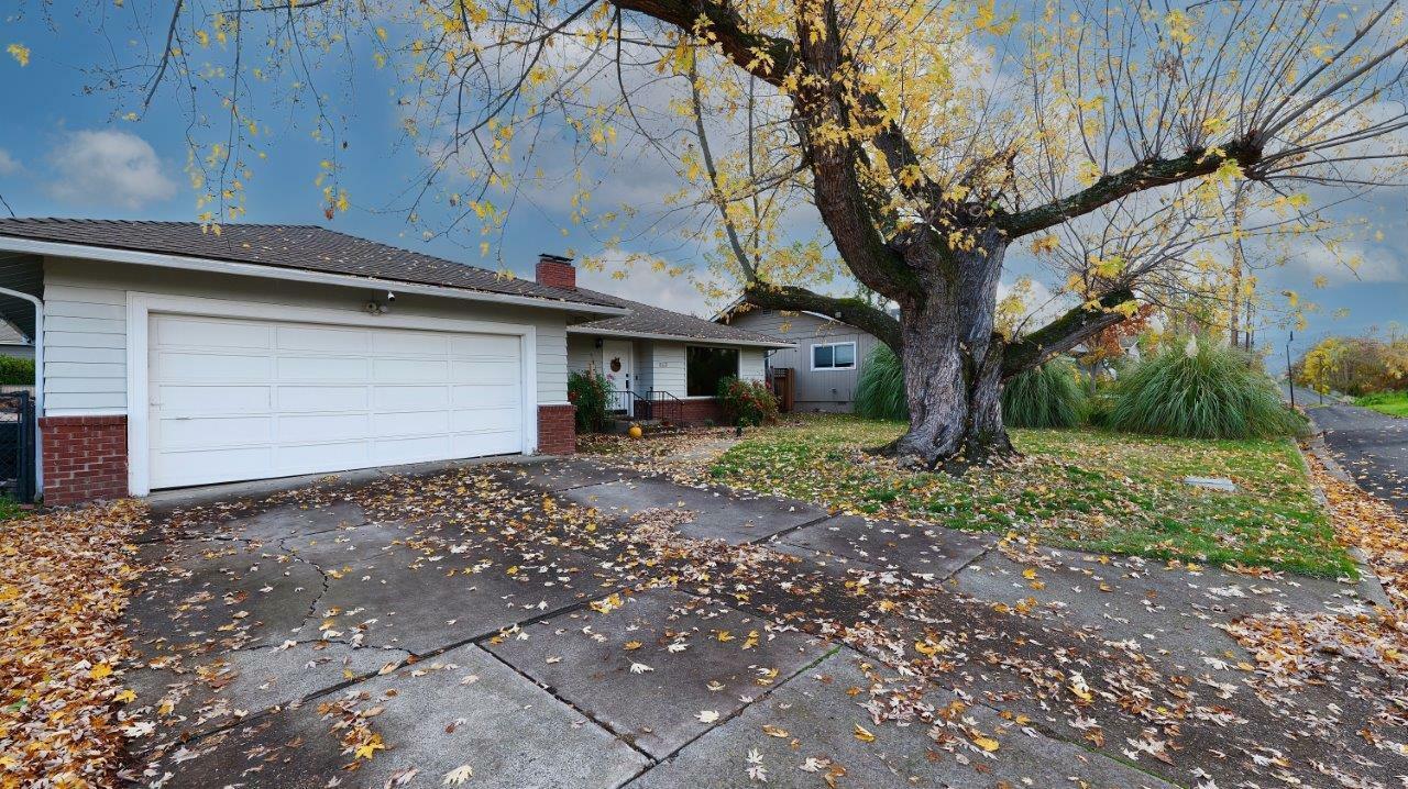 Property Photo:  857 Olympic Avenue  OR 97504 