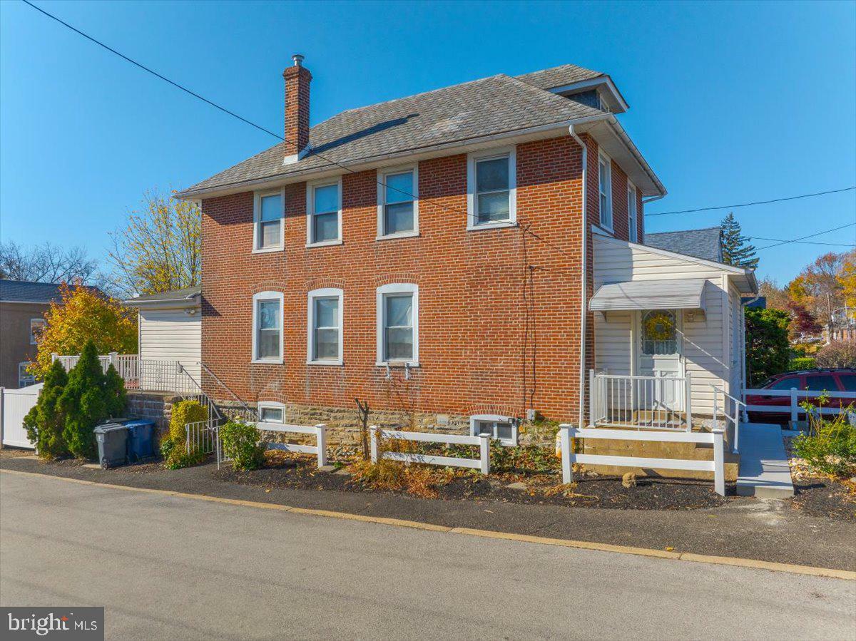 Property Photo:  2328 Weldon Avenue  PA 19038 