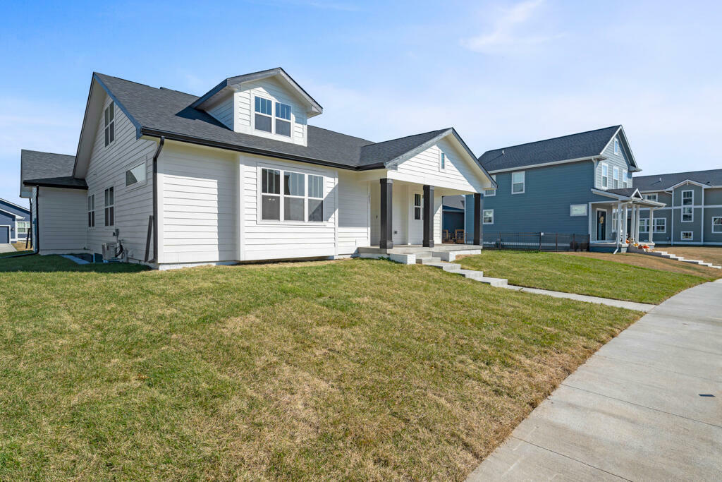 Property Photo:  1807 SW Westview Drive  IA 50023 