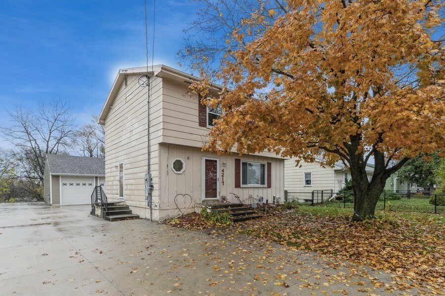 Property Photo:  4217 SE 4th Court  IA 50315 