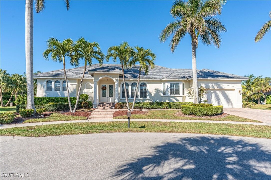 Property Photo: 910 Sycamore Court FL 34145