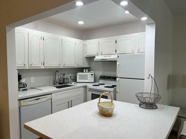 Property Photo:  123 Oakridge I 123  FL 33442 