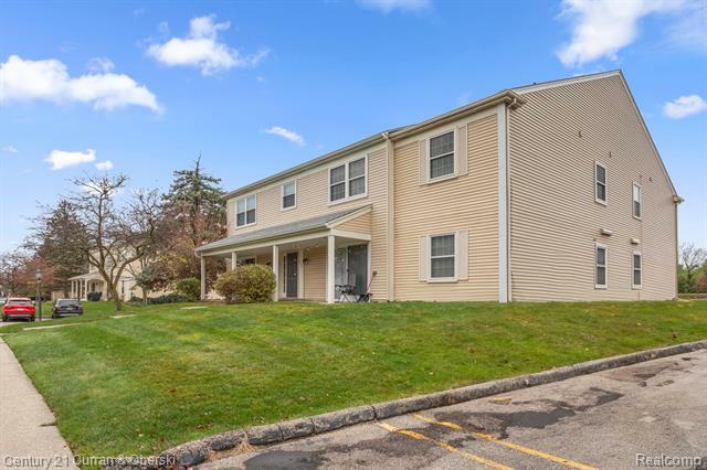 Property Photo:  822 Bloomfield Village Boulevard J  MI 48326 